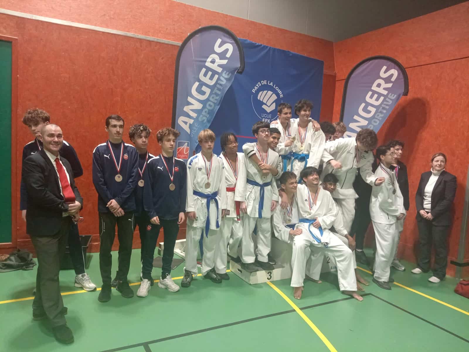 0fdc9eb2-c7b5-4c25-aaf0-60132af1d40b