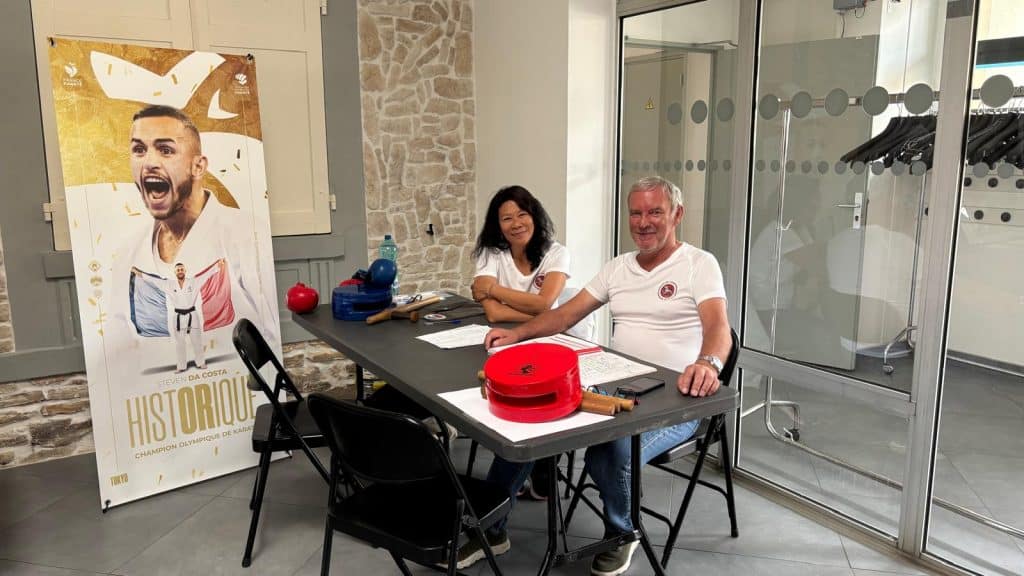 Gérard Zajac et Annie Pang, professeurs du club Karaté-Do Longperrier, à la table des inscriptions